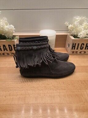 Minnetonka Women's Fringe/Braid Ankle Boots Gray Suede Back Zip Sz 7.5